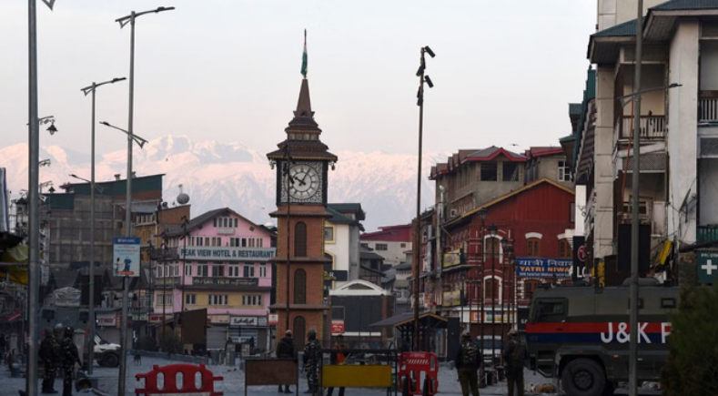 खामनेई की मौत पर कश्मीर में सख्ती, Srinagar protest news, Lal Chowk security, Jammu Kashmir political news, Kashmir Shia protest, mobile internet slow in Srinagar, श्रीनगर जिला खबर, जम्मू-कश्मीर प्रदेश राजनीतिक खबर, अंतरराष्ट्रीय प्रतिक्रिया समाचार,लाल चौक श्रीनगर बैरिकेडिंग, Srinagar Lal Chowk barricading photo, Kashmir protest after Khamenei death, श्रीनगर पुलिस तैनाती, Jammu Kashmir security alert news,#KashmirNews, #Srinagar, #LalChowk, #JammuKashmir, #Khamenei, #PoliticalNews, #InternetShutdown, #BreakingNews,