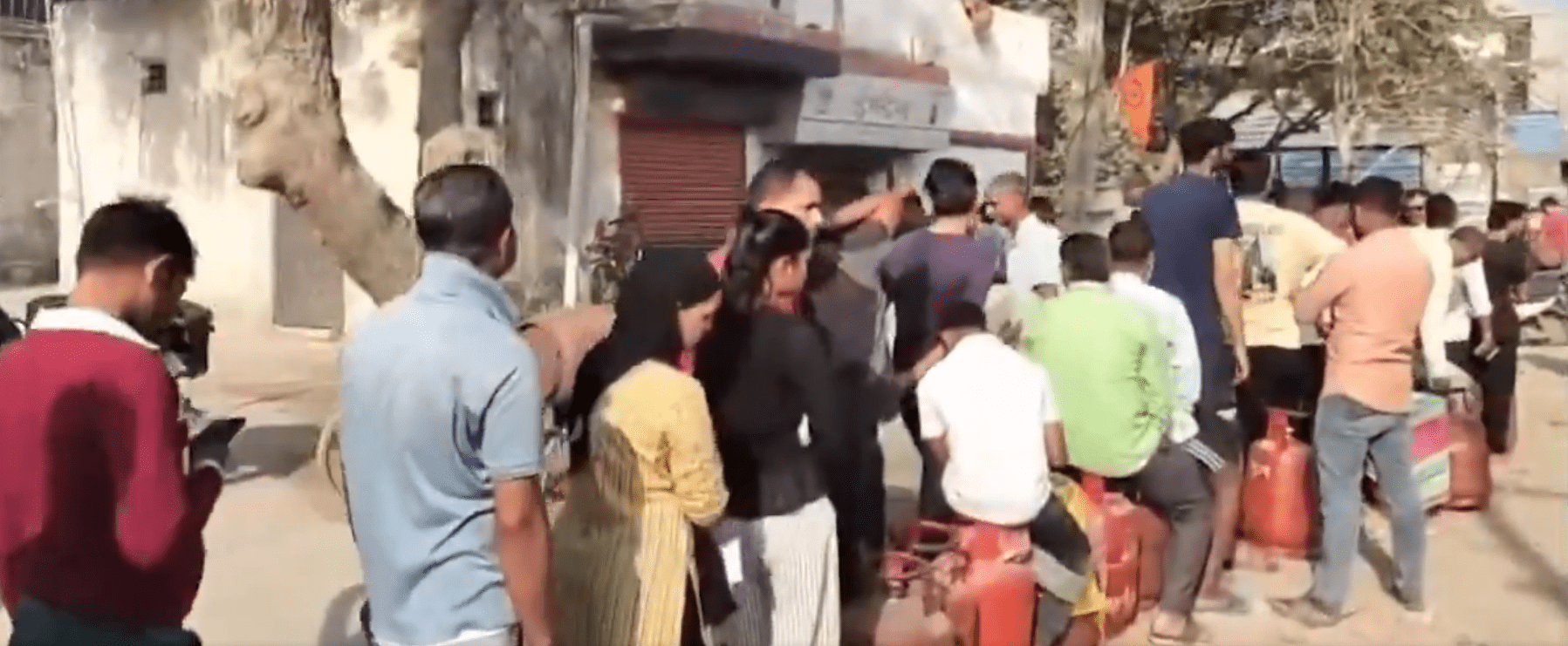 UP LPG crisis news, यूपी एलपीजी गैस किल्लत, LPG shortage Uttar Pradesh, gas cylinder shortage UP, Farrukhabad gas cylinder line death news, Kanpur LPG crisis news, UP gas cylinder shortage districts, LPG supply crisis India news,LPG cylinder queue Uttar Pradesh, गैस सिलिंडर के लिए लंबी लाइन यूपी, Kanpur gas agency crowd news, Farrukhabad gas line death news, UP LPG shortage queue consumers, gas cylinder shortage India,#LPGCrisisUP, #UPGasShortage, #UttarPradeshNews, #LPGCylinderNews, #KanpurNews, #FarrukhabadNews, #BreakingUPNews,