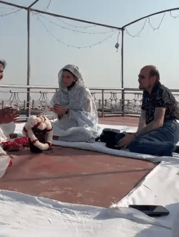 Jacqueline Fernandez Varanasi visit, Jacqueline Fernandez mother ashes Ganga, Bollywood actress in Kashi news, Kim Fernandez death news, Jacqueline Fernandez spiritual visit Varanasi, वाराणसी खबर, जैकलीन फर्नांडिस काशी, गंगा अस्थि विसर्जन खबर,Jacqueline Fernandez Ganga ritual news, Bollywood actress religious ceremony Varanasi, Kim Fernandez obituary news, celebrity visit Kashi news, सनातन धर्म बयान जैकलीन, वाराणसी गंगा घाट खबर,#JacquelineFernandez #Varanasi #Kashi #Ganga #SanatanDharma #BollywoodNews #CelebrityNews #IndiaNews #वाराणसी #बॉलीवुडखबर,