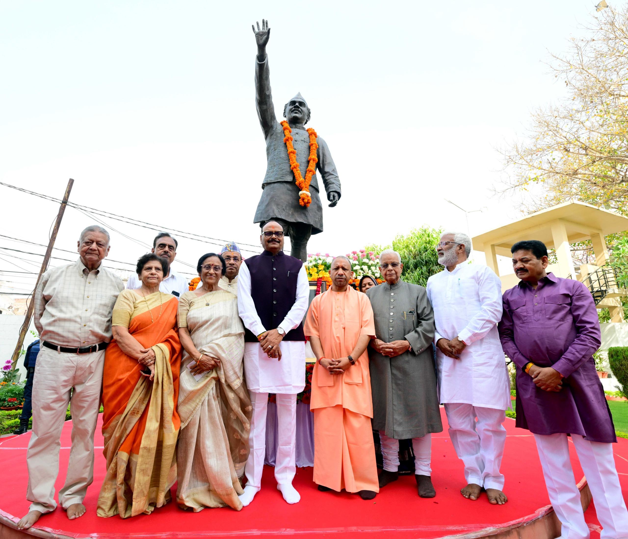 हेमवती नंदन बहुगुणा पुण्यतिथि, Hemvati Nandan Bahuguna Death Anniversary, Yogi Adityanath Tribute News, Lucknow Political News, UP CM Tribute News, Bahuguna Biography UP Politics, Uttar Pradesh Political Event, लखनऊ योजना भवन कार्यक्रम, पूर्व मुख्यमंत्री श्रद्धांजलि समाचार,Bahuguna Statue Tribute, CM Yogi Lucknow Event, UP Political Leaders Tribute, Hemvati Bahuguna News, Lucknow Yojana Bhawan Event, Political Tribute India, Uttar Pradesh Leaders News, CM Yogi Latest News,#HemvatiNandanBahuguna #YogiAdityanath #LucknowNews #UPPolitics #Tribute #PoliticalNews #BreakingNews #IndiaNews #Bahuguna