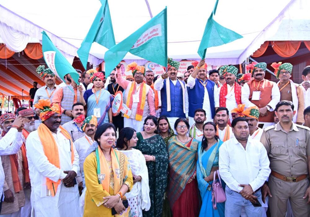 Deputy Chief Minister inaugurated the Shankh and Kalash Square and inaugurated several development works.