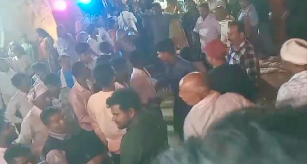 A bloody clash broke out between the groom's and bride's side during the 'Dwarchar' ceremony; the wedding ceremony took place in the presence of the police.