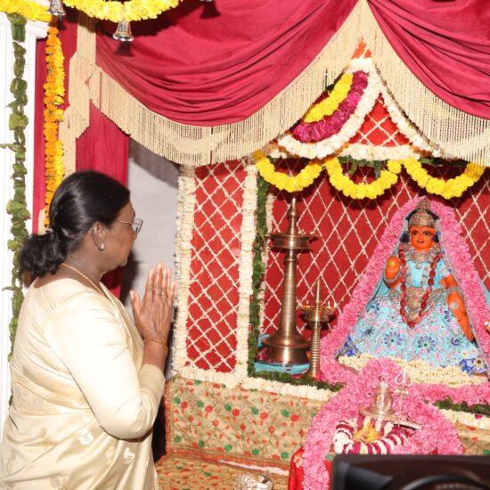 गोवर्धन परिक्रमा, राष्ट्रपति द्रौपदी मुर्मू, मथुरा धार्मिक यात्रा, दान घाटी मंदिर पूजा, वृंदावन दर्शन, मथुरा गोवर्धन यात्रा, राष्ट्रपति सुरक्षा इंतजाम,Govardhan Parikrama President Droupadi Murmu, Mathura religious trip, Daan Ghati Temple visit, Vrindavan darshan, Mathura Govardhan Parikrama news, President India religious visit,राष्ट्रपति द्रौपदी मुर्मू गोवर्धन, दान घाटी मंदिर पूजा, गोवर्धन परिक्रमा, वृंदावन यात्रा,President Droupadi Murmu Govardhan, Daan Ghati Temple visit, Govardhan Parikrama, Vrindavan religious trip,#गोवर्धनपरिक्रमा, #राष्ट्रपति_द्रौपदी_मुर्मू, #दानघाटी_मंदिर, #वृंदावन, #Mathura, #Govardhan, #ReligiousTour, #PresidentIndia, #Vrindavan, मथुरा, वृंदावन, दान घाटी मंदिर, राज्यपाल आनंदीबेन पटेल, चौधरी लक्ष्मी नारायण, Uttar Pradesh, Mathura, Daan Ghati Temple, Governor Anandiben Patel, Minister Laxmi Narayan,