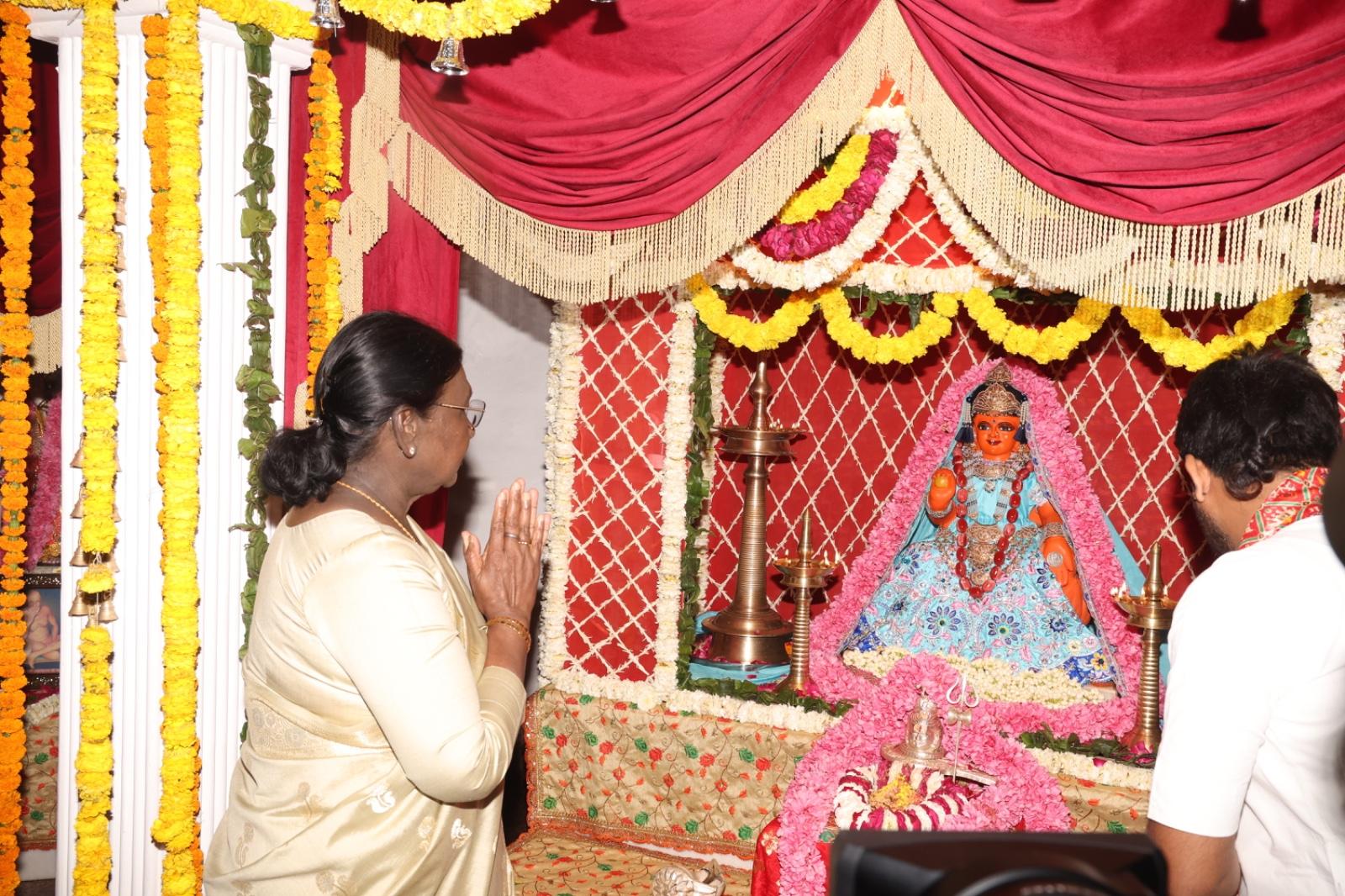 गोवर्धन परिक्रमा, राष्ट्रपति द्रौपदी मुर्मू, मथुरा धार्मिक यात्रा, दान घाटी मंदिर पूजा, वृंदावन दर्शन, मथुरा गोवर्धन यात्रा, राष्ट्रपति सुरक्षा इंतजाम,Govardhan Parikrama President Droupadi Murmu, Mathura religious trip, Daan Ghati Temple visit, Vrindavan darshan, Mathura Govardhan Parikrama news, President India religious visit,राष्ट्रपति द्रौपदी मुर्मू गोवर्धन, दान घाटी मंदिर पूजा, गोवर्धन परिक्रमा, वृंदावन यात्रा,President Droupadi Murmu Govardhan, Daan Ghati Temple visit, Govardhan Parikrama, Vrindavan religious trip,#गोवर्धनपरिक्रमा, #राष्ट्रपति_द्रौपदी_मुर्मू, #दानघाटी_मंदिर, #वृंदावन, #Mathura, #Govardhan, #ReligiousTour, #PresidentIndia, #Vrindavan, मथुरा, वृंदावन, दान घाटी मंदिर, राज्यपाल आनंदीबेन पटेल, चौधरी लक्ष्मी नारायण, Uttar Pradesh, Mathura, Daan Ghati Temple, Governor Anandiben Patel, Minister Laxmi Narayan,