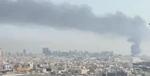 बहरीन के 5-स्टार होटल पर ईरान ने ड्रोन से किया हमला, क्राउन प्लाजा मनामा हमला, बहरीन अंतरराष्ट्रीय हवाई अड्डा ड्रोन अटैक, अमेरिकी फिफ्थ फ्लीट बेस हमला, खाड़ी क्षेत्र ताजा खबर, अंतरराष्ट्रीय ब्रेकिंग न्यूज नई दिल्ली,Iran drone attack on Bahrain hotel, Crowne Plaza Manama strike, Bahrain International Airport drone attack, US Fifth Fleet base missile attack, Gulf breaking news 2026, Middle East tension update, International news Delhi desk,क्राउन प्लाजा मनामा धुआं फोटो, बहरीन होटल ड्रोन हमला तस्वीर, बहरीन एयरपोर्ट क्षति दृश्य, यूएस फिफ्थ फ्लीट बेस इमेज, Crowne Plaza Manama smoke image, Bahrain drone strike photo, US Fifth Fleet Bahrain image,#BahrainAttack, #IranDroneStrike, #CrownePlazaManama, #GulfTension, #USFifthFleet, #MiddleEastCrisis, #InternationalBreaking,